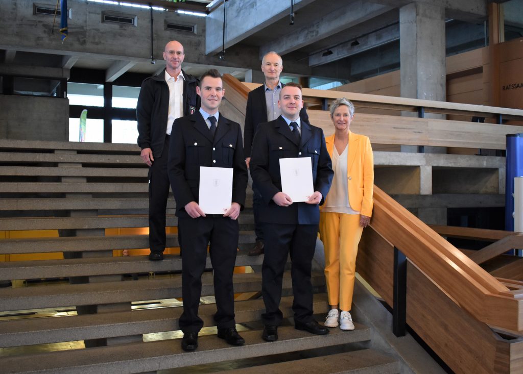 Bei der Feierstunde im Rathaus erhielten die beiden neuen Feuerwehrbeamten auf Lebenszeit ihre Ernennungsurkunden. © Stadt Kaiserslautern