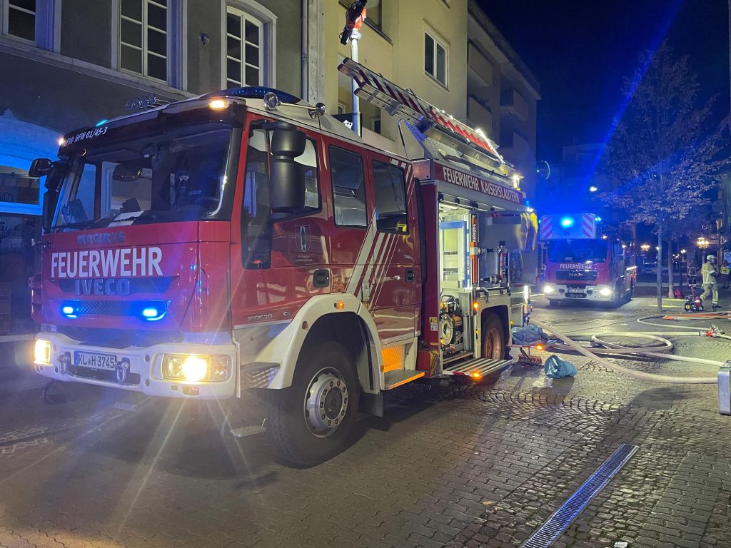 Der Löschzug im Einsatz in der Steinstraße