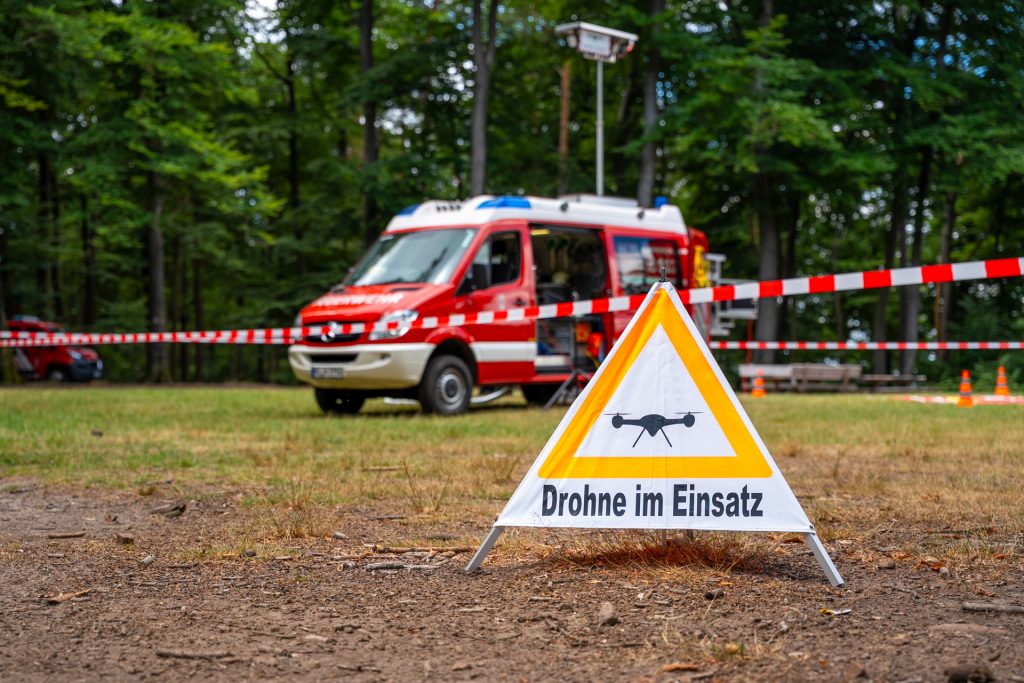 Drohne bei erfolgreicher Personensuche im Einsatz (Symbolbild)
