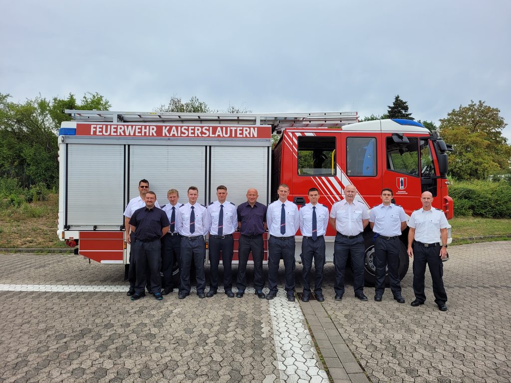 Der Grundausbildungslehrgang mit Referatsleiter Dr. Höhne und den Verantwortlichen der Abteilung Personal & Ausbildung. Foto: Feuerwehr Kaiserslautern