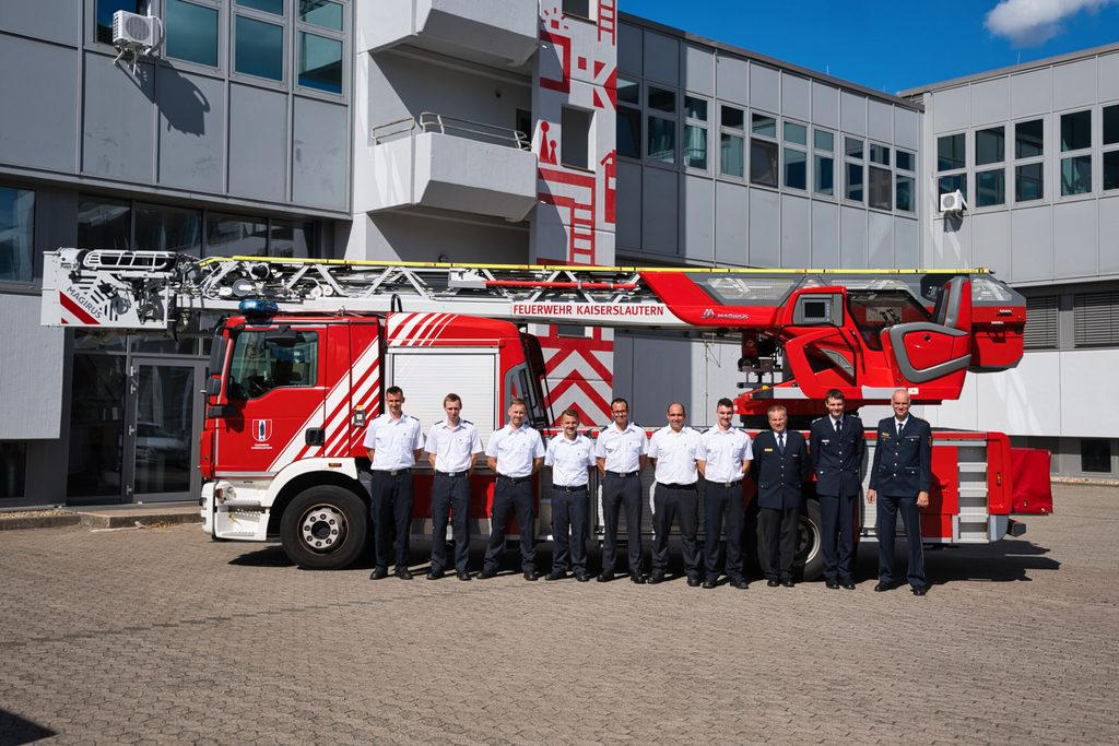 Die Absolventen der Laufbahnprüfung mit der Prüfungskommission des LfBK.
Foto: Feuerwehr Kaiserslautern